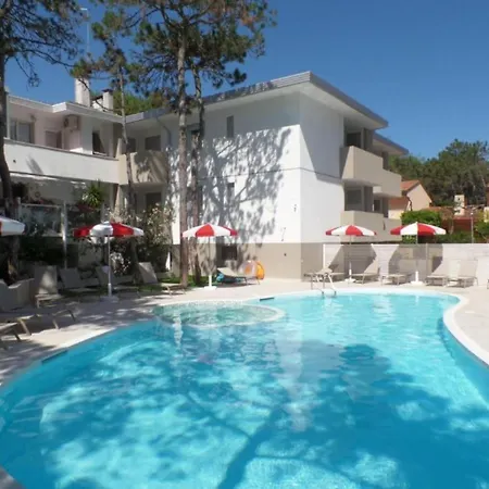 Bright Two-room Flat In A With Pool شقة